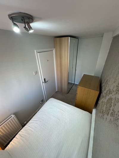 Smaller Double | Bills Included | 5 Mins Tube Main Photo