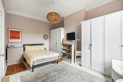 Bright and spacious double bedroom bills included Main Photo