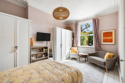 Beautiful double bedroom bills included Main Photo