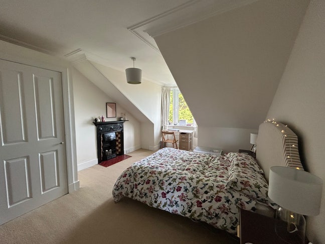 Large spacious room with private bathroom Main Photo
