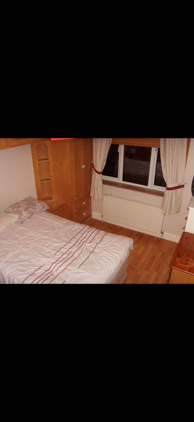 Double with en-suite Room with park views Avalible Main Photo