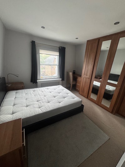 Furnished double en-suite room in spacious flat Main Photo