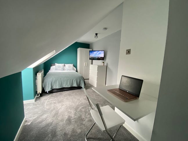 Large fully furnished attic room in Heaton Main Photo