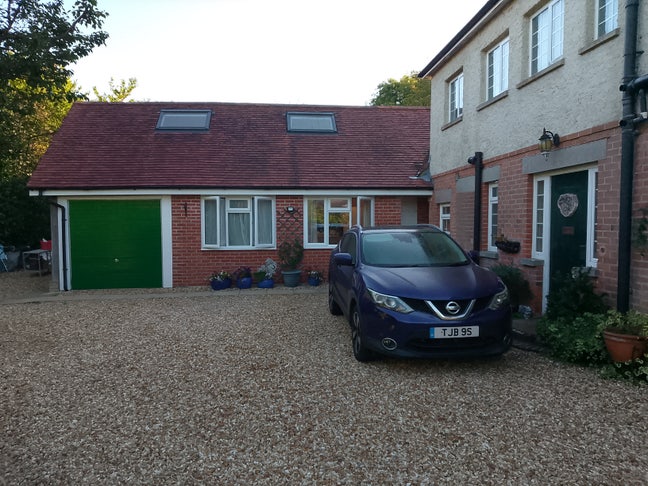 Ground floor annexe with off-sreet parking, quiet  Main Photo