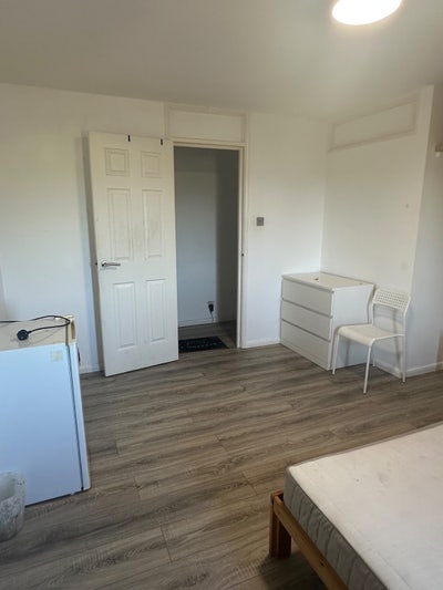 Spacious 3 bed Flat  Main Photo