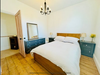 Room in my Newport home Main Photo
