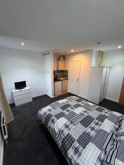 Self contained studio close to Walsall town centre Main Photo