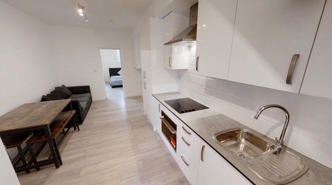 Large 3 bed 3 Ensuite Garden Flat! 3 mins to Tube! Main Photo