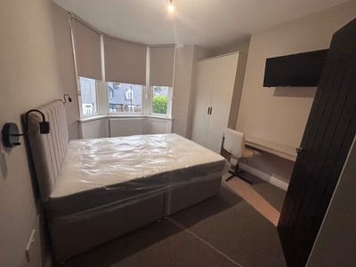 Large Ensuite Room Wallsend Main Photo