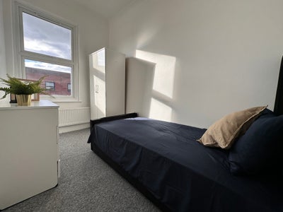 Cozy Single Room Close to Queen's Park Station Main Photo