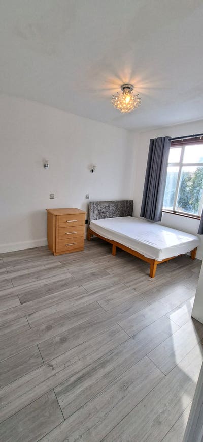1 Double  room  available E4 Main Photo