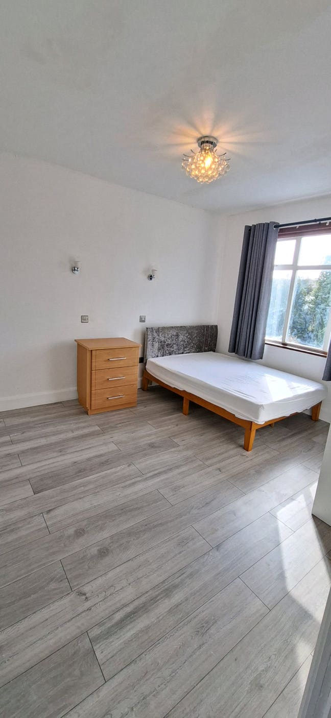 1 Double  room  available E4 Main Photo