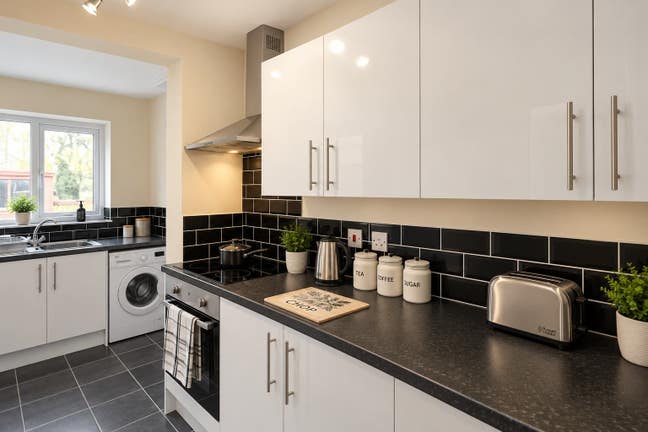 Fully Furnished En-Suite Room – All Bills Included Main Photo