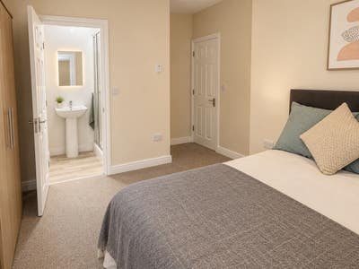 Fully Furnished En-Suite Room – All Bills Included Main Photo
