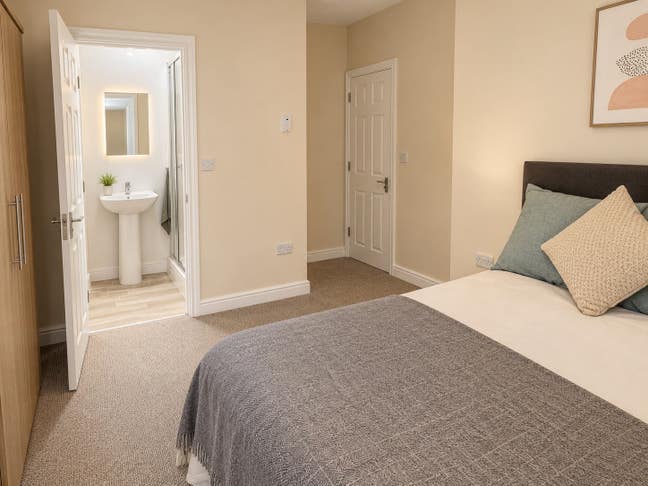 Fully Furnished En-Suite Room – All Bills Included Main Photo