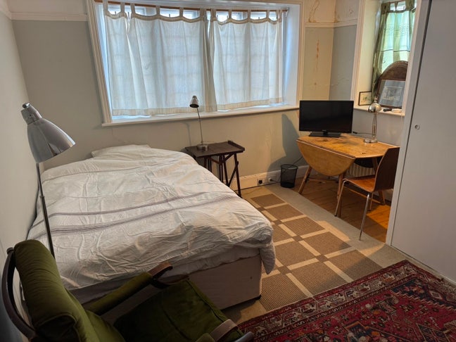 Double Room w/ Kitchen & Bathroom - &pound;235pw!  Main Photo