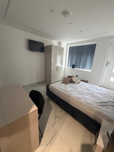 Spacious newly renovated double room ensuite Main Photo