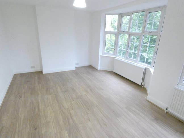 Modern two bed flat in Barking IG11 Main Photo