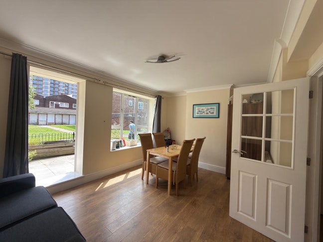 Double Room available in a spacious house Main Photo
