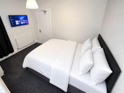 3 Doubles rooms available in Stratford|Couples OK  Main Photo