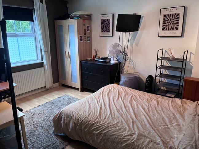 Double Room in a clean professional 3 Storey House Main Photo