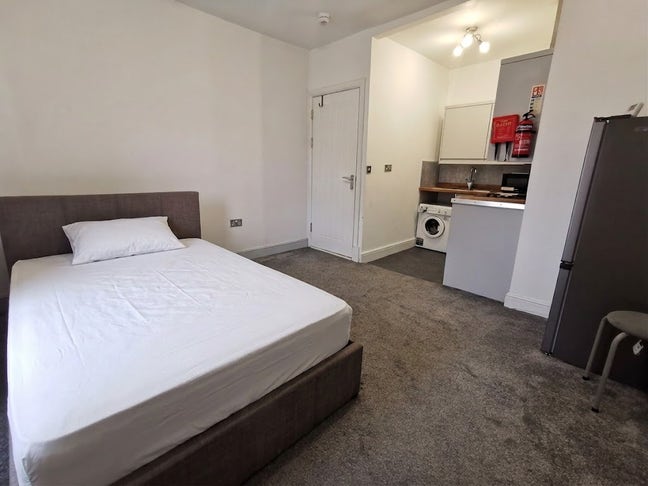🏡 1-Bedroom Flat | Mount Pleasant | Swansea | Main Photo