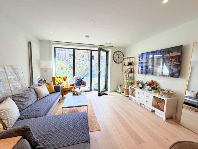🌟 Beautiful 2-Bed Luxury Apartment Royal Wharf  Main Photo