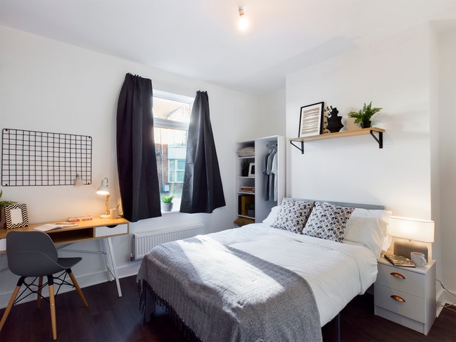Large Student Home - Bills Included - Ripon St Main Photo