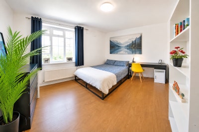 Large Double in the hub of Stepney Green Main Photo