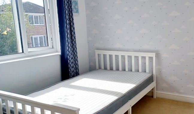 Lovely bright room to rent in quiet house. Main Photo