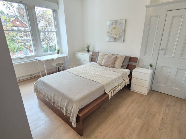 Freshly refurb'd room 2 mins from Zone 2 station Main Photo