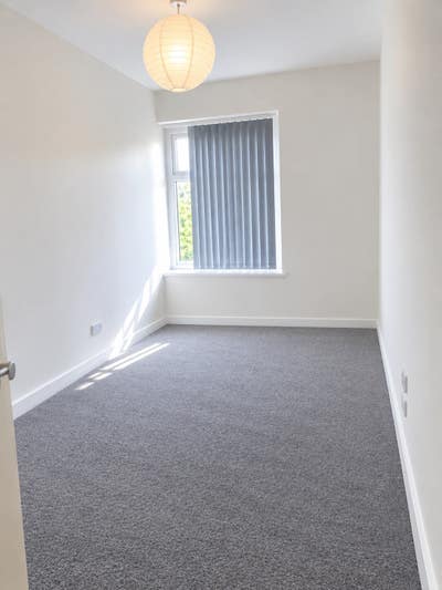 We have 2 single rooms available in a clean and we Main Photo