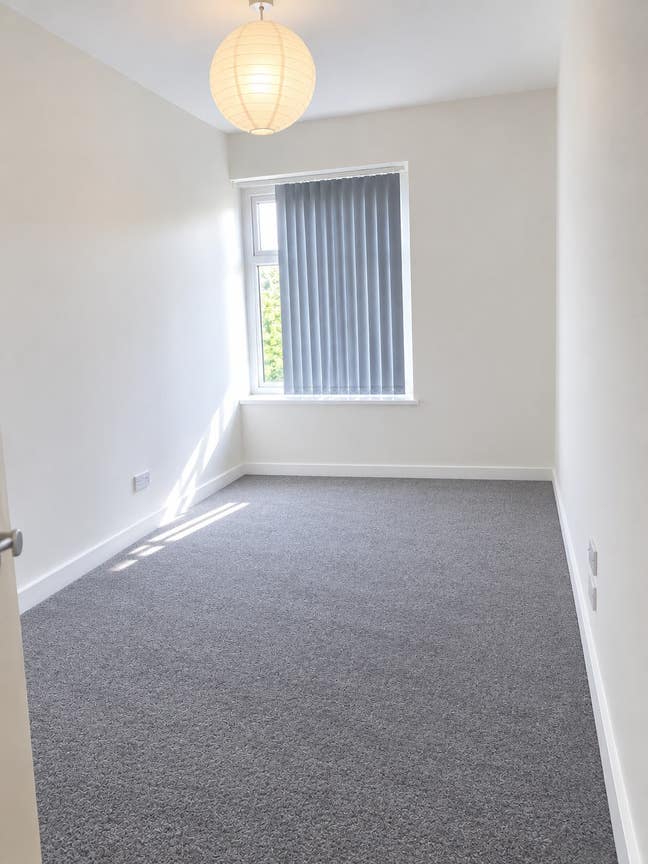 We have 2 single rooms available in a clean and we Main Photo