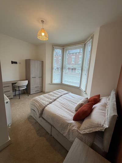 Modern En-Suite Double Room Available YRD Main Photo