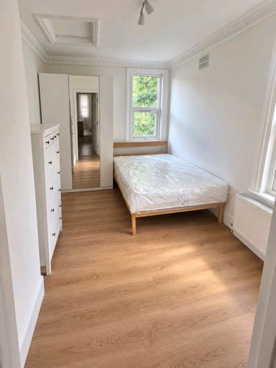 2 Double rooms available in a fully renovated flat Main Photo