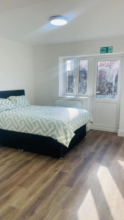 Spacious Ensuite Room - UB3 4NW Main Photo