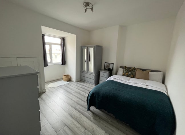 Lovely Huge Double Room! in a Beautiful Flat! Main Photo