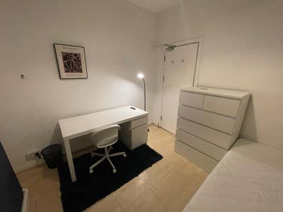Room with its own sink / low deposit  Main Photo