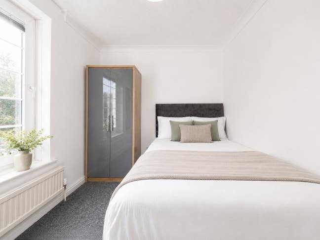 Spacious En-Suite Studio Room with Ample Parking  Main Photo