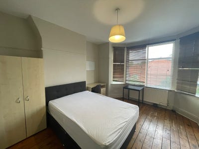5 bed terrace house - Great location, right by Whi Main Photo