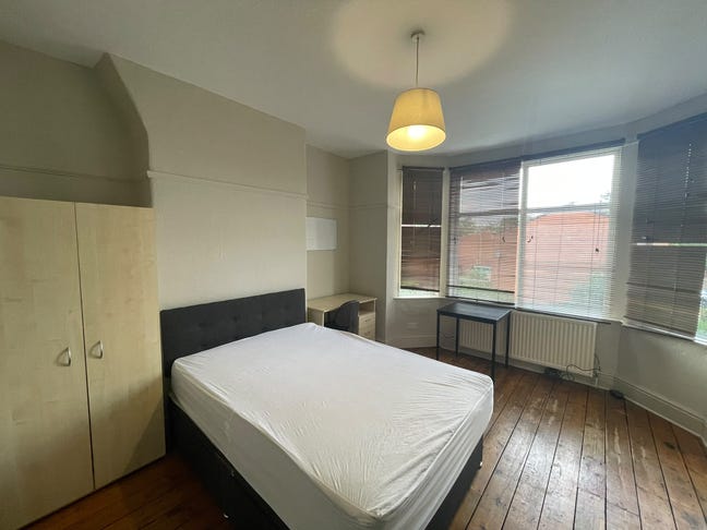 5 bed terrace house - Great location, right by Whi Main Photo