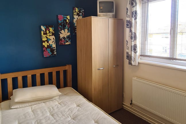 Spacious Fully Furnished Room Main Photo