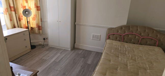 Room with Double  Bed in Garden House Tooting Bec  Main Photo