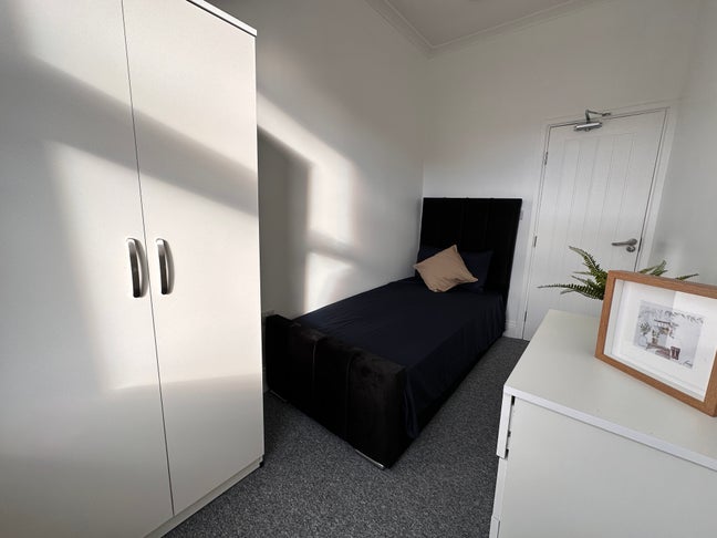 🏡 Single Room in Queen's Park Moments from Tube  Main Photo