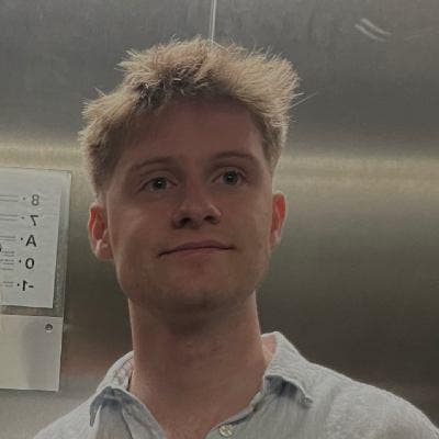 Professional Male seeks a single or double room Main Photo
