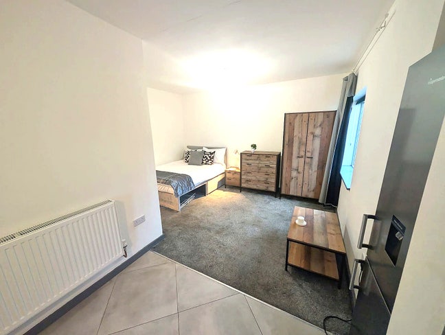 🌟 Modern Studio Ensuite Walsall -No Bills to Pay! Main Photo