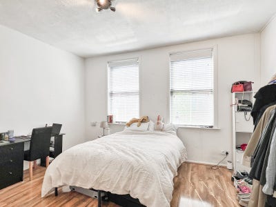 Including bills modern studio flat near tube stati Main Photo