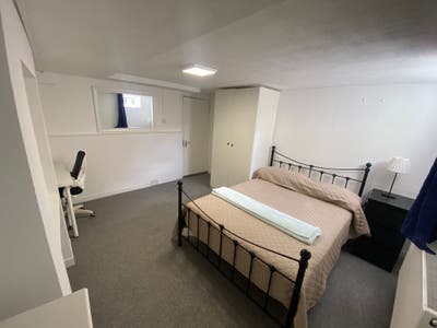 Guildford:Double Room 25 Springfield Rd Central Main Photo