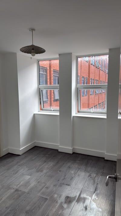 Cosy 2 Bed flat next to Lizzy Line Main Photo