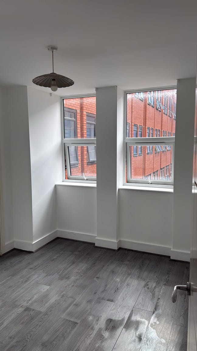 Cosy 2 Bed flat next to Lizzy Line Main Photo